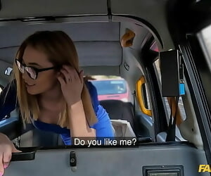 تظهر سيارة أجرة في سن المراهقة ارتداء سميكة